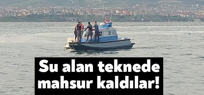 Gölcük'te su alan teknede mahsur kalan 2 kişi, deniz polisi