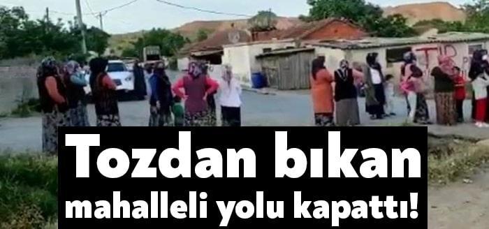 Kocaeli'nin Gebze ilçesinde mahallenin içinden geçen araçların oluşturduğu tozdan rahatsızlık