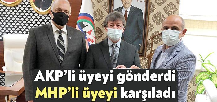 Körfez Belediyesi’ni yeni meclis üyesi Eyüp Öztürk, mazbatasını aldıktan sonra