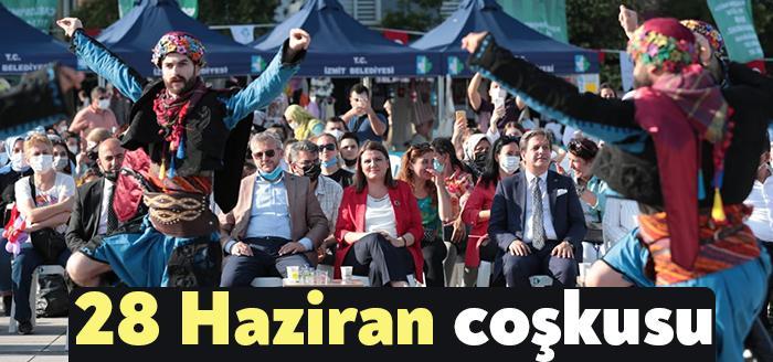 İzmit’in kurtuluşunun 100.yılında birbirinden özel gruplar, vatandaşlara etkileyici danslar ve