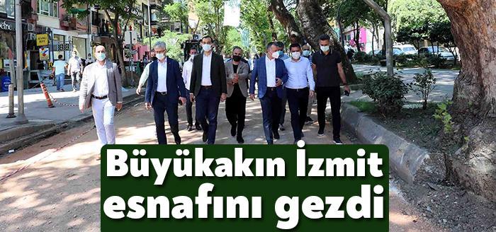 İzmit’te vatandaşlarla sohbet eden Kocaeli Büyükşehir Belediye Başkanı Tahir Büyükakın,