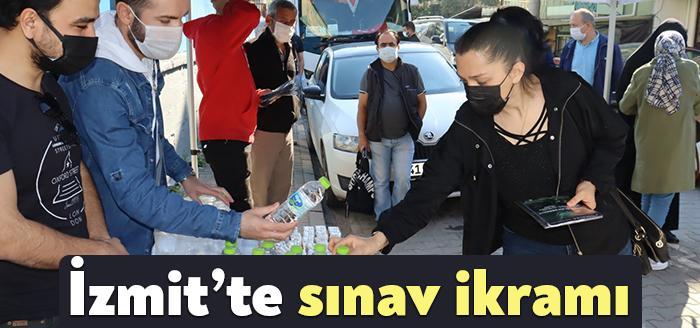 İlçedeki tüm okullarda stant kurarak su, kek ve meyve suyu