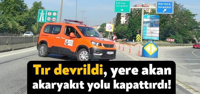 İzmit TEM Otoyolu Batı Gişeleri girişinde tır devrildi. Tır devrilmesi
