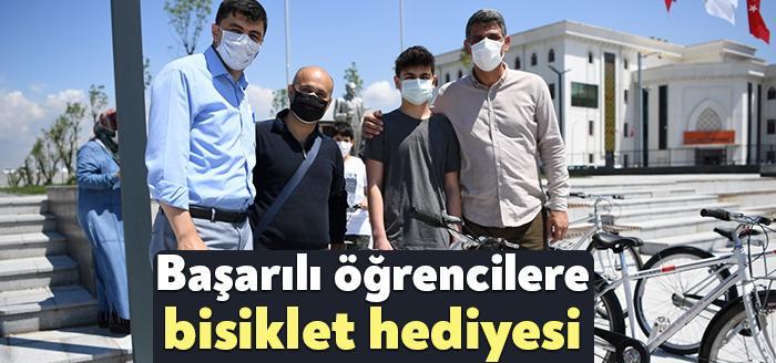 Kartepe Belediye Başkanı Av.M.Mustafa Kocaman,ilçe genelinde ortaokul ve lise öğrencilerinden