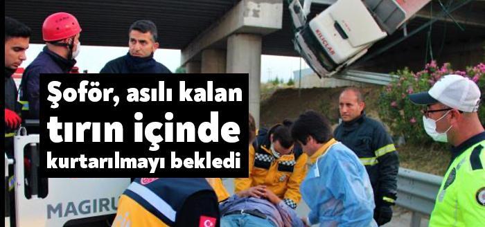 Kocaeli'nin Gebze ilçesinde dönüş yapmak isteyen tır şoförü, hızını alamayınca