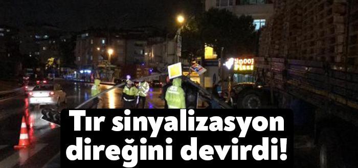 Kocaeli İzmit'te, TIR'ın çarptığı sinyalizasyon direği D-100 Karayoluna devrildi. TIR