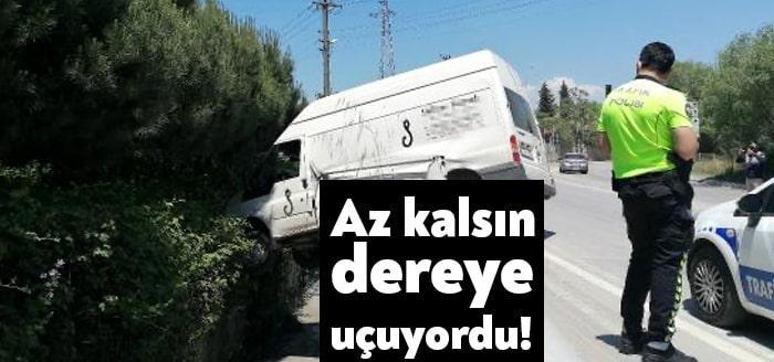 Kocaeli'nin Gebze ilçesinde direksiyon hakimiyetini kaybederek yol kenarındaki çelik bariyere