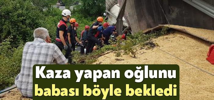 Kocaeli'den yola çıkan Sakarya'nın Sapanca ilçesinde devrilen soya yüklü kamyonun