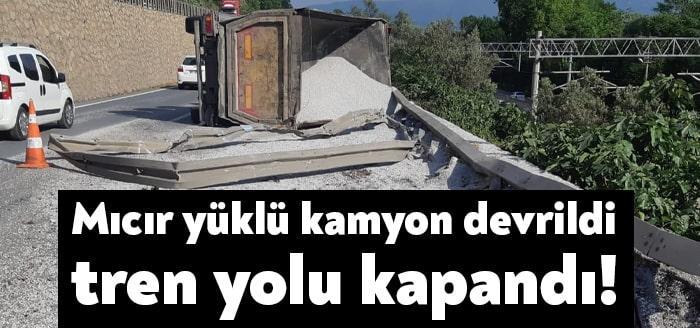 Körfez Hereke'de mıcır yüklü kamyonun devrilmesi sonucu meydana gelen trafik