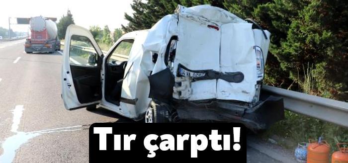 Kocaeli'nin Körfez ilçesi TEM Otoyolunda seyir halinde tırın arkadan çarptığı