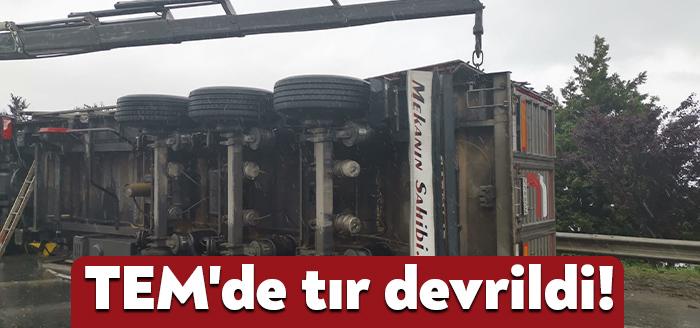 TEM Otoyolu Gebze mevkiinde yağışlı hava nedeniyle bir trafik kazası