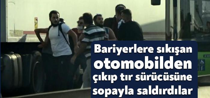 Kocaeli'nin İzmit ilçesi D-100 Karayolunda tır ile bariyerler arasına sıkışarak
