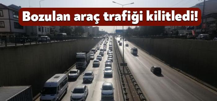 Kocaeli'nin Derince ilçesi D-100 Karayolu'nda çekici arıza yapınca trafikte uzun