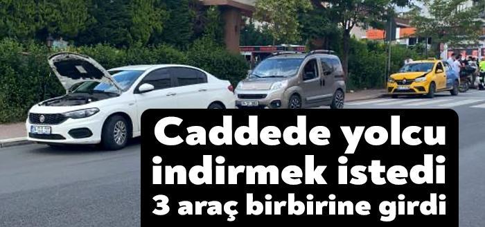 Kocaeli'nin Gebze ilçesinde bir otomobil yol kenarında yolcu indirmek isteyince