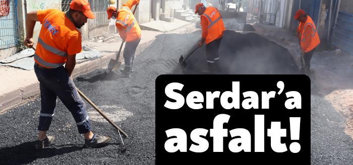 Kentin farklı noktalarında zamanla tahrip olan asfalt yollarda çalışma yapan