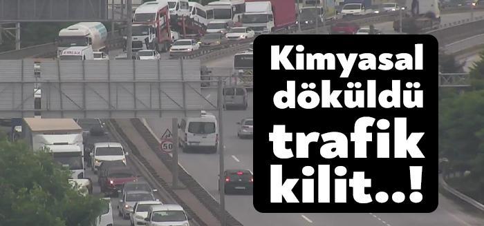 Kocaeli'nin İzmit ilçesinde D-130 Yahya Kaptan köprülü kavşağında bir tırdan
