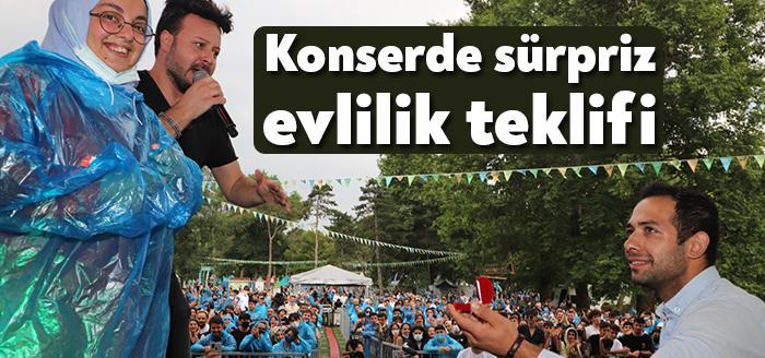 CanbayWolker ile Eypio’nun şarkılarının seslendirildiği konserde sürpriz bir evlilik teklifi
