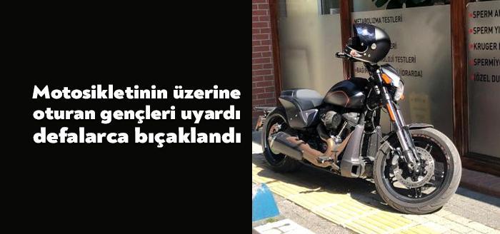 Kocaeli'nin İzmit ilçesinde bir vatandaş, motosikletinin üzerine oturdukları için uyardığı