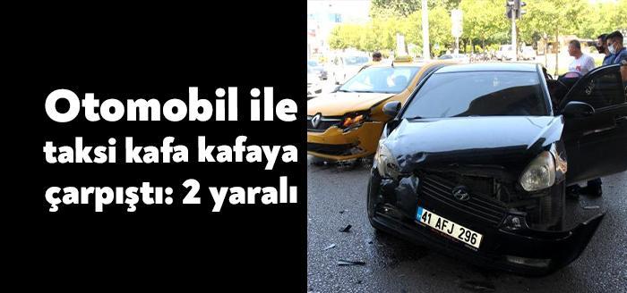 Kocaeli'nin İzmit ilçesinde otomobil ile ticari taksinin kafa kafaya çarpışması