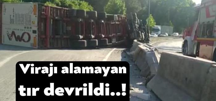 Kocaeli'nin Gölcük ilçesinde kontrolden çıkan lastik yüklü TIR, virajda beton
