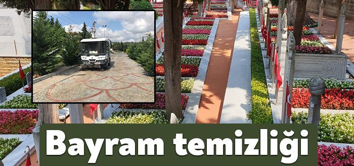 Kocaeli Büyükşehir Belediyesi, sorumluluk sahasındaki mezarlıkları temizleyerek, Kurban Bayramı’na hazırlıyor.