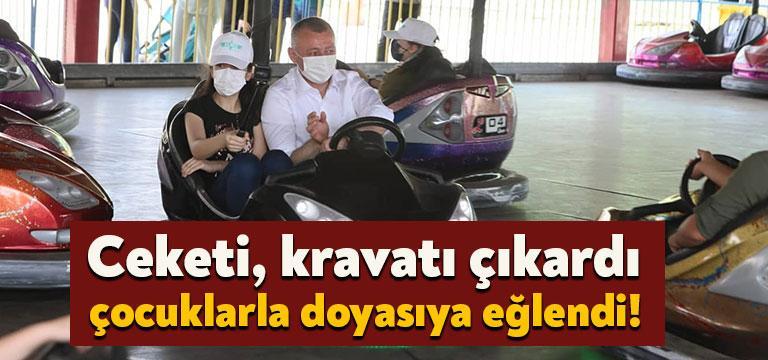 Kocaeli Büyükşehir Belediye Başkanı Tahir Büyükakın karnesini alan öğrenciler için,