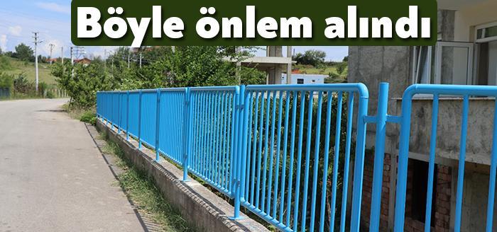 İzmit Belediyesi Alikahya Fatih Mahallesi Lokman Kerim Sokak’ta yol kenarındaki