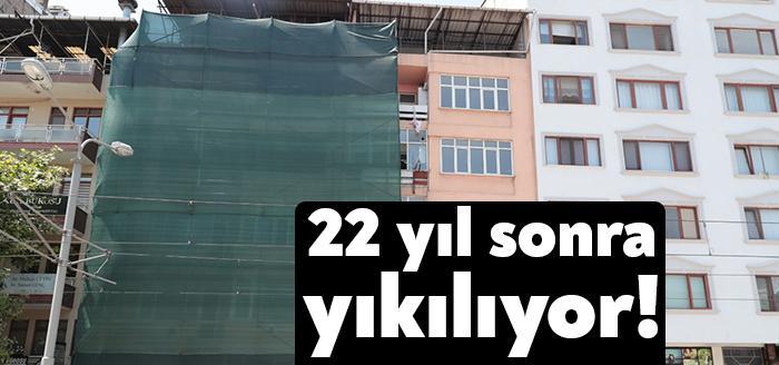 Asrın felaketinde ağır hasar alan ve 22 yıldır yıkılmayı bekleyen
