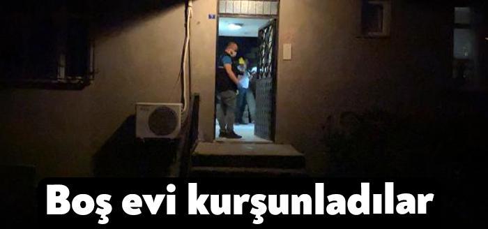 Kocaeli'nin Darıca ilçesinde kimliği belirsiz şahıslar, bir eve kurşun yağdırıp