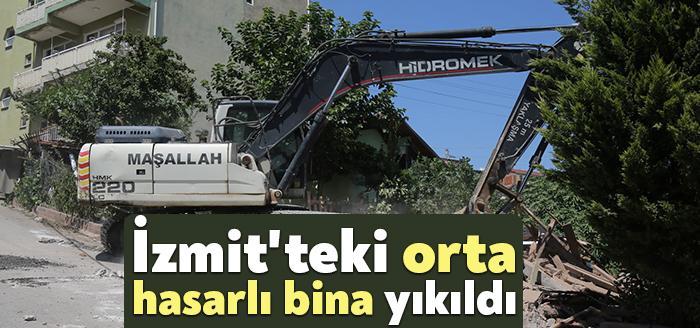 Kocaeli Büyükşehir Belediyesi, Zabıtan Mahallesi’nde tespit edilen hasarlı binanın yıkımını