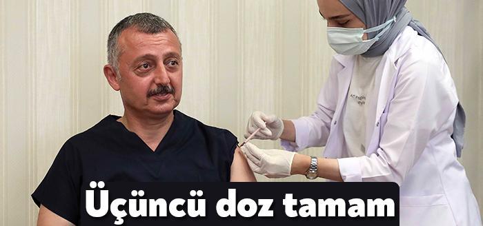 Hemşire Ayşenur Deniz’in elinden üçüncü doz Covid-19 aşısını olan Başkan