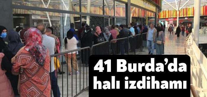 İzmit'te, indirimli halı satışı yapılan mağaza önünde uzun kuyruk oluşturanlar,