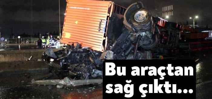Kocaeli'nin İzmit ilçesi D-100 Karayolunda kontrolden çıkan tırın beton bariyerleri