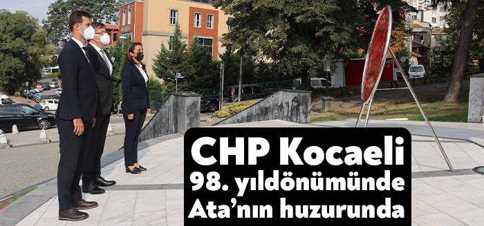CHP Kocaeli partinin 98. yaşını Ata’nın huzuruna çıkarak kutladı. İl