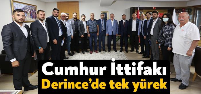 Milliyetçi Hareket Partisi Derince İlçe Başkanı Salim Sayar, meclis üyeleri