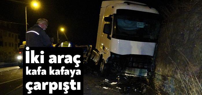 Kocaeli’de önündeki aracı geçebilmek için hatalı sollama yapan otomobil, karşıdan