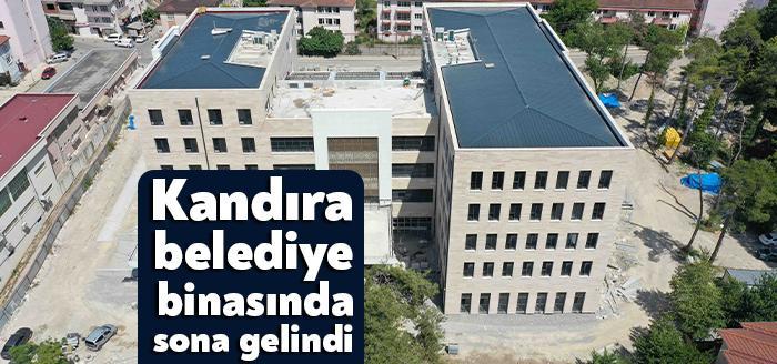 Yapımı büyük ölçüde tamamlanan Kandıra Belediyesi yeni hizmet binasında ekipler
