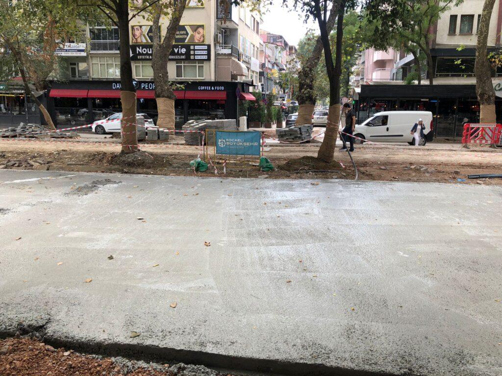 Yeni Yuruyus Yolu icin Hurriyet Caddesine beton dokuldu 3