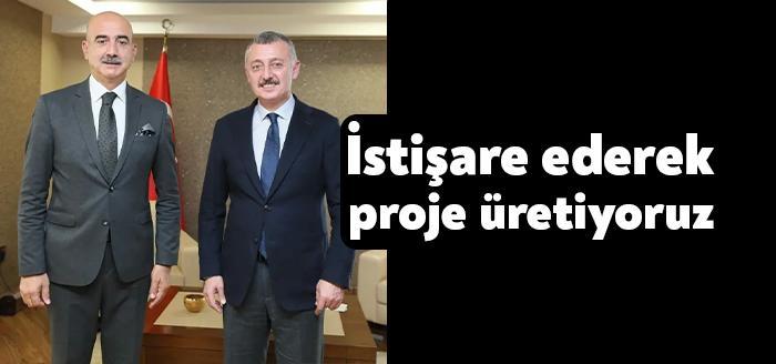Kocaeli Büyükşehir Belediye Başkanı Tahir Büyükakın, kenti yönetirken, şehir ile