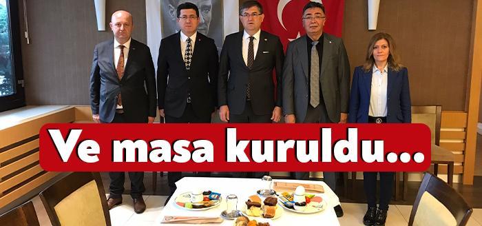 Kocaeli Haber - Kocaeli'de muhalefet partilerinin il başkanlarının kahvaltılı bir