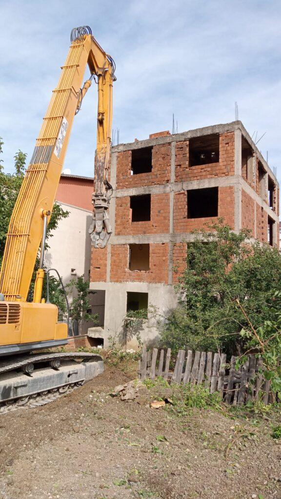 Kocaelide hasarli binalar yikiliyor