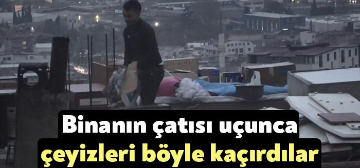 Kocaeli Haber- Kocaeli’nin Gebze ilçesinde fırtınada uçan binanın çatısı sokağın