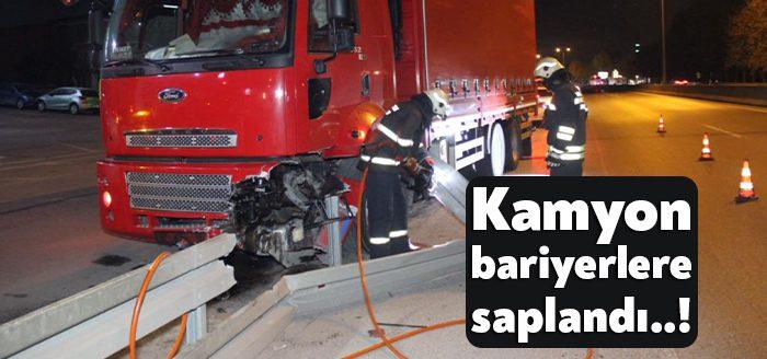 Kocaeli Haber -Kocaeli'nin İzmit ilçesinde sürücüsünün direksiyon hakimiyetini kaybettiği kamyon