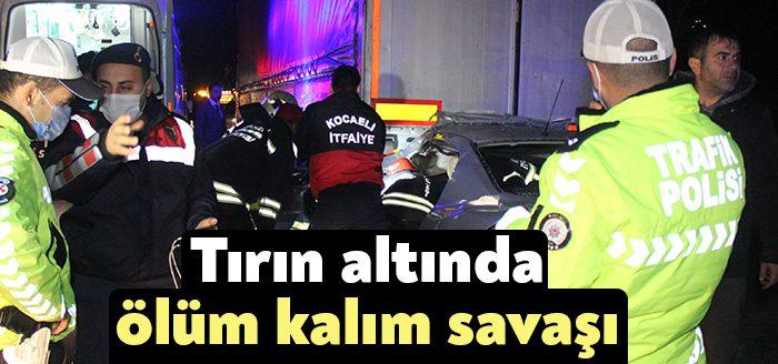 Kocaeli Haber- Kocaeli'nin Kartepe ilçesinde tırın dorsesine çarpan otomobil, metrelerce
