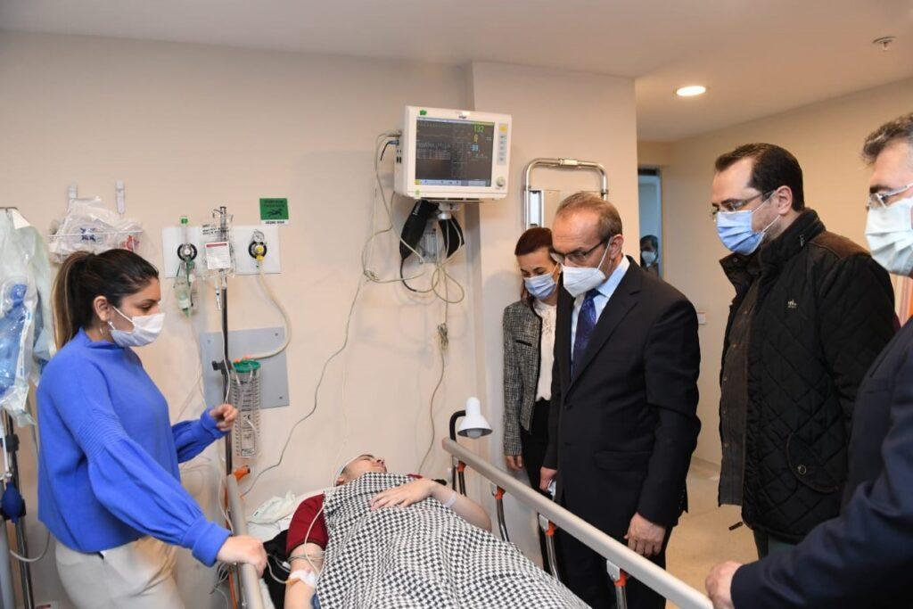Kocaeli Haber Vali Yavuz feci kazada yaralanan ogrencileri ziyaret etti 3