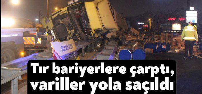Kocaeli Haber - Kocaeli'de sürücüsünün direksiyon hakimiyetini kaybettiği tır, bariyerlere
