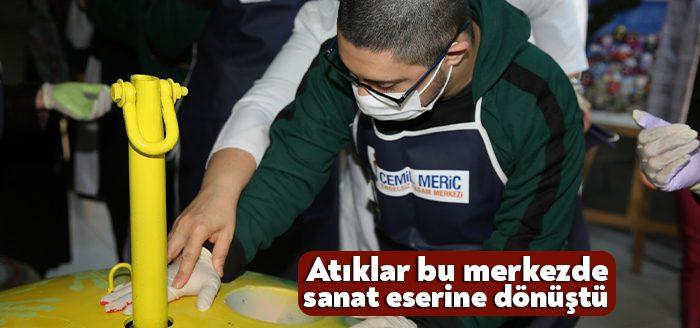 Cemil Meriç Engelsiz Yaşam Merkezi’ndeki öğrenciler, atıkların geri dönüşümüne dikkat
