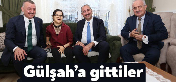 Adalet Bakanı Abdulhamit Gül, Cumhurbaşkanı Recep Tayyip Erdoğan'ın portresini çizip