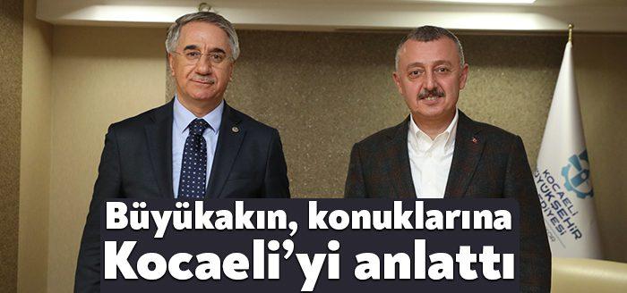 Başkan Büyükakın, makamında ağırladığı konuklarına altyapıdan üst yapıya, ulaşımdan sosyal