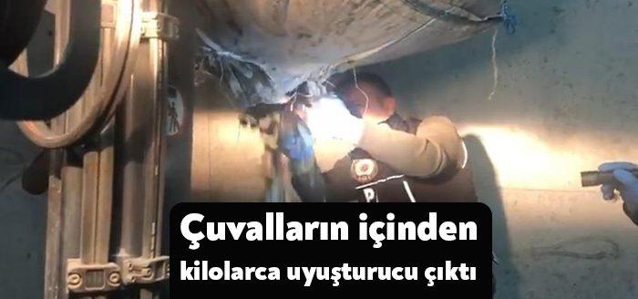Kocaeli'de polis ekipleri tarafından bir depoda yapılan aramada çuvalların arasından